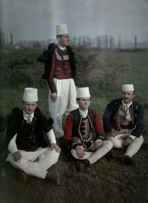 Mannen poseren in traditionele Albanese kleding op deze autochrome uit 1930 genomen in de hoofdstad Tirana