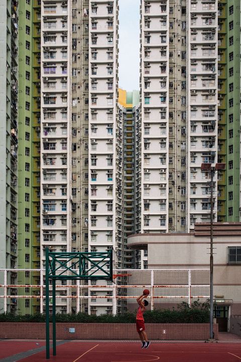 Jackson Hunt maakte deze foto van een basketbalveld boven op een parkeergarage De ruimte in Hongkong is schaars vertelt hij  er wordt niets verspild