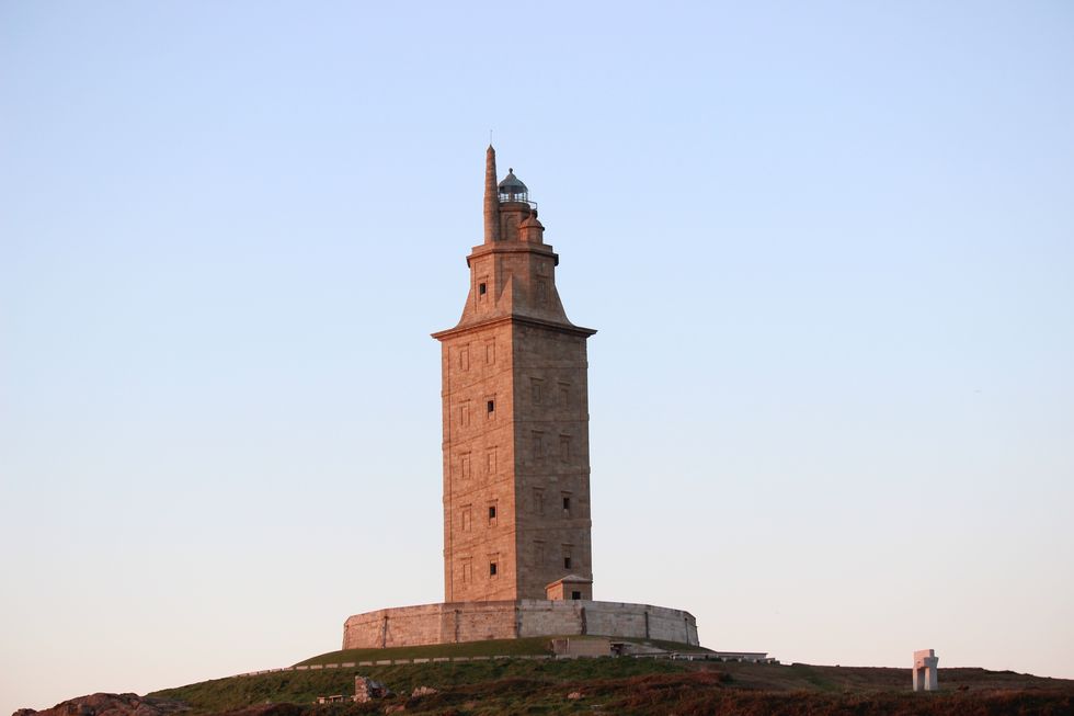 Landmark, Tower, Sky, Beacon, Monument, Architecture, Sea, Historic site, Lighthouse, Building, 