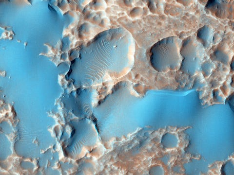 Wanneer objecten op planeten als Mars inslaan werpen ze puin op dat ejecta wordt genoemd Gasbellen in die ejecta kunnen exploderen door de hitte die bij de inslagen vrijkomt waardoor kuilen ontstaan zoals die op de foto rond de krater Hale op Mars