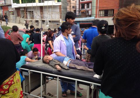 Reddingswerkers richten veldhospitalen in de straten in om de vele slachtoffers te kunnen opvangen