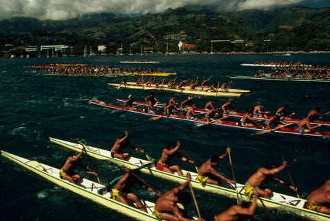 In de haven van Papeete op Tahiti nemen teams het tegen elkaar op in de jaarlijkse wedstrijd tussen uitleggerkanos