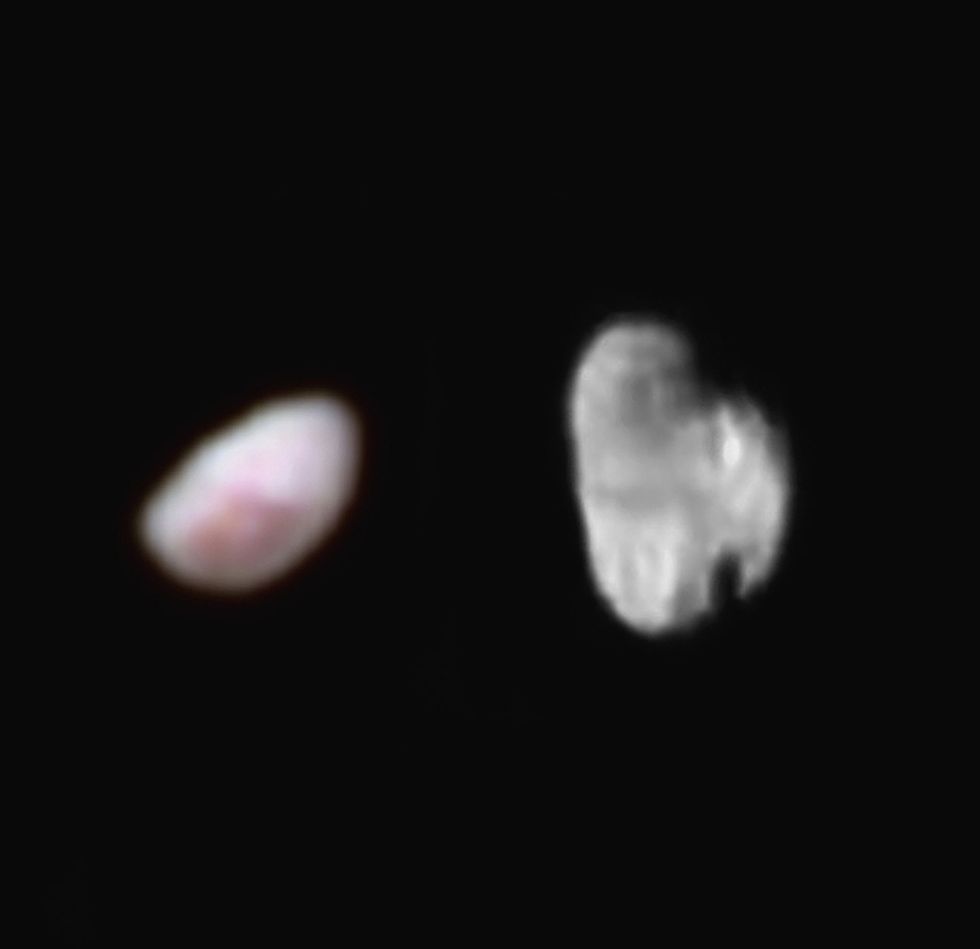 Twee van Plutos maantjes Nix en Hydra komen in beeld Nix links heeft een felrode vlek die mogelijk als gevolg van een inslag of een ander proces de originele kleur van de maan aangeeft