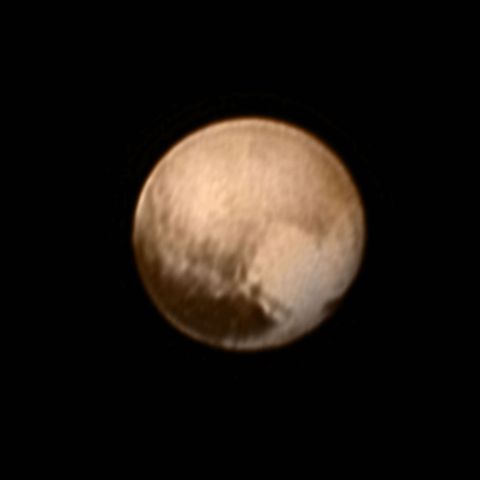Dit beeld genomen op 7 juli 2015 was een Internet sensatie dankzij het goede uitzicht over de hartvormige vlakte 2000 kilometer in doorsnee Het was de eerste foto die New Horizons naar huis stuurde nadat kort het contact verbroken was op 4 juli