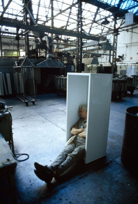 In Gerli Argentini knapt een fabrieksarbeider een uiltje in een onvoltooide koelkast