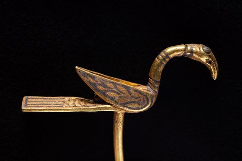 Dit vogelvormige voorwerp van goud kan een ornamentele speld zijn of misschien een schrijfwijzer bedoeld om te voorkomen dat de bladen van een middeleeuwse boek werden aangeraakt en bevlekt door vieze vingers