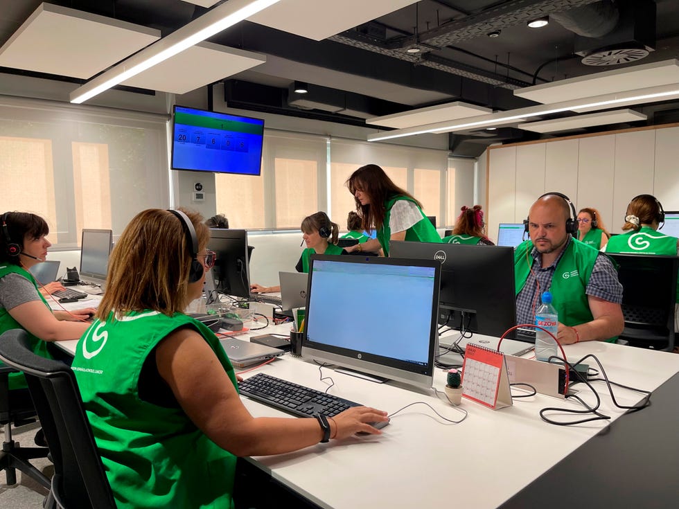 locutores de atención telefonica de la asociacion espanola contra el cancer