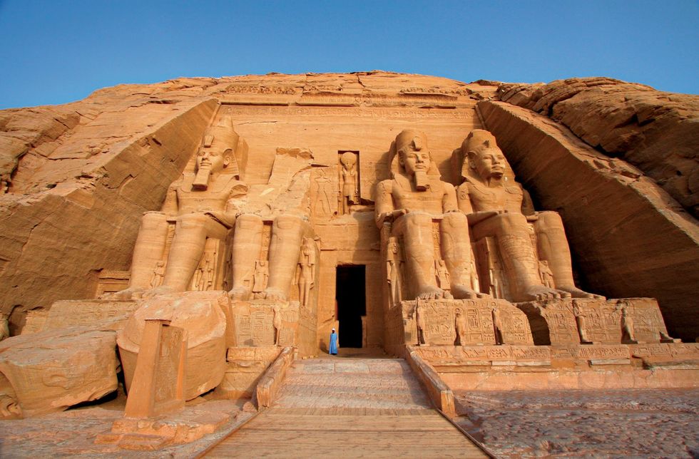 De kolossale beelden van farao Ramses II bewaken de ingang van Aboe Simbel