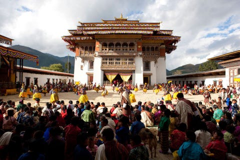 Gangteyklooster BhutanHet Gangteyklooster is een van de twee kloosters in Bhutan die tot de Nyingmapastroming behoren Het klooster is omgeven door nomadisch herders yakboeren en het grootste natuurlijke moerasland van Bhutan Elk jaar in november komt de lokale bevolking op de binnenplaats van de tempel bijeen om verkleed als zwarte en witte kraanvogels te dansen Zo verwelkomen ze de zwarthalskraanvogels die daar overwinteren In de buitenste hoeken van de tempel is de Garoeda gekerfd Dit is een mythische vogel in het boeddhisme die symbool staat voor intelligentie