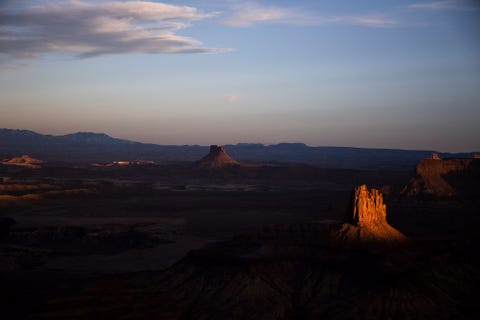MOAB, UTAH, VS MOAB UTAH VS Torens van zandsteen gloeien in de ondergaande zon in de woestijn rond Moab Utah even ten zuiden van de rivier de Colorado Het dorpje Moab een populaire uitvalsbasis voor klimmers en trekkers op weg naar de nationale parken van de Arches en Canyonlands ligt verborgen in de donkerste schaduwen van deze foto