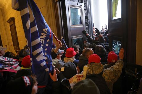 Een menigte met Trumpvlaggen bestormde de deuren van het Capitool en wist al snel door de beveiligingszone te dringen