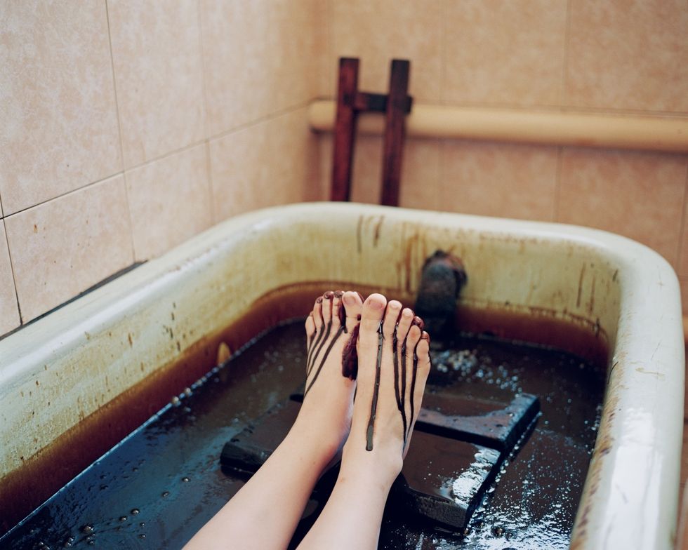 chloe dewe matthews, photo series, ﻿caspian the elements, 2010 , feet in a bathtub