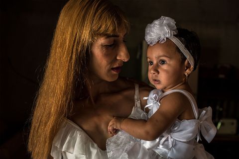 Esperanza met haar dochtertje Desiree voordat zij gedoopt wordt