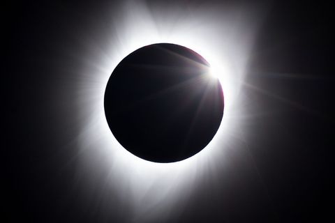 Terwijl de totale zonsverduistering over Jackson in Wyoming trekt duiken de eerste zonnestralen weer achter de maan op terwijl de corona nog steeds waarneembaar is