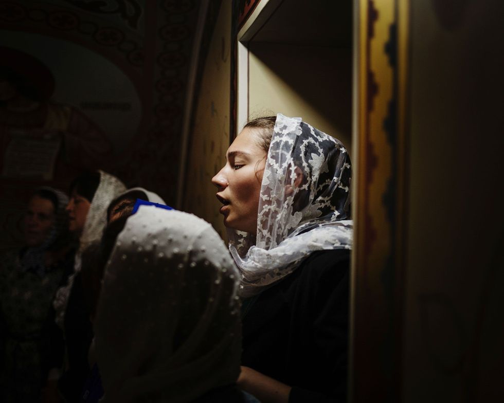 In een kerk in Avdarma zingt een vrouw in een kerkkoor tijdens de viering van Hederlez het feest dat op de eerste dag van de zomer wordt gevierd