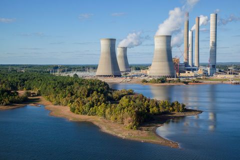 De elektriciteitscentrale van Scherer in Juliet Georgia is de grootste kolencentrale van de VS De fabriek verstookt dagelijks 34000 ton steenkool waardoor jaarlijks ruim 25 miljoen ton CO2 in de atmosfeer wordt uitgestoten