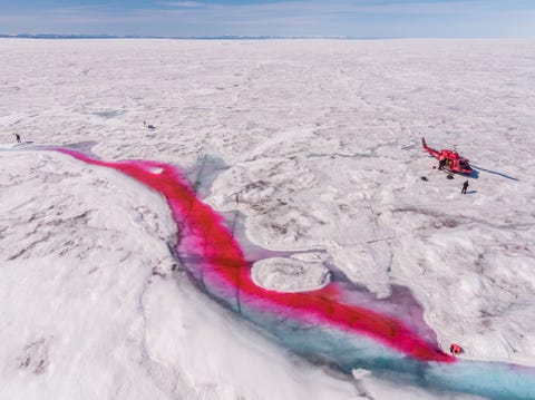 https://www.nationalgeographic.com/content/dam/science/2020/04/21/human-journey-steinmetz/08-human-journey-steinmetz.jpg De ijskap van Groenland smelt snel zowel aan de randen waar stukken ijs in zee afbreken als in het binnenland waar s zomers meren van smeltwater op de ruim drie kilometer dikke ijslaag ontstaan Onderzoekers denken dat vooral bij dat laatste proces veel ijs verloren gaat In 2017 maakten twee glaciologen gebruik van een geconcentreerde kleurstof om uit te zoeken hoe het water van smeltwaterrivieren in de buurt van Ilulissat door gaten in de ijskap moulins naar zee werd afgevoerd Op sommige plekken lijkt dit smeltwater als smeermiddel tussen de ijskap en het kale gesteente eronder te fungeren waardoor de snelheid waarmee het ijs naar zee afglijdt wordt verhoogd Na de Zuidpool is Groenland s werelds grootste opslagplaats van ijs en dus een bron van potentile zeespiegelstijging
