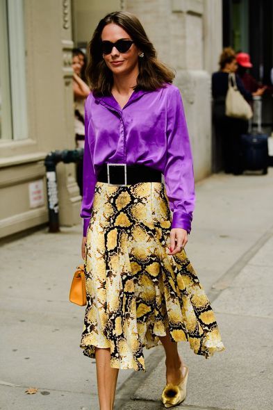 亮紫色襯衫搭配蛇皮印花裙完美示範街拍風格。