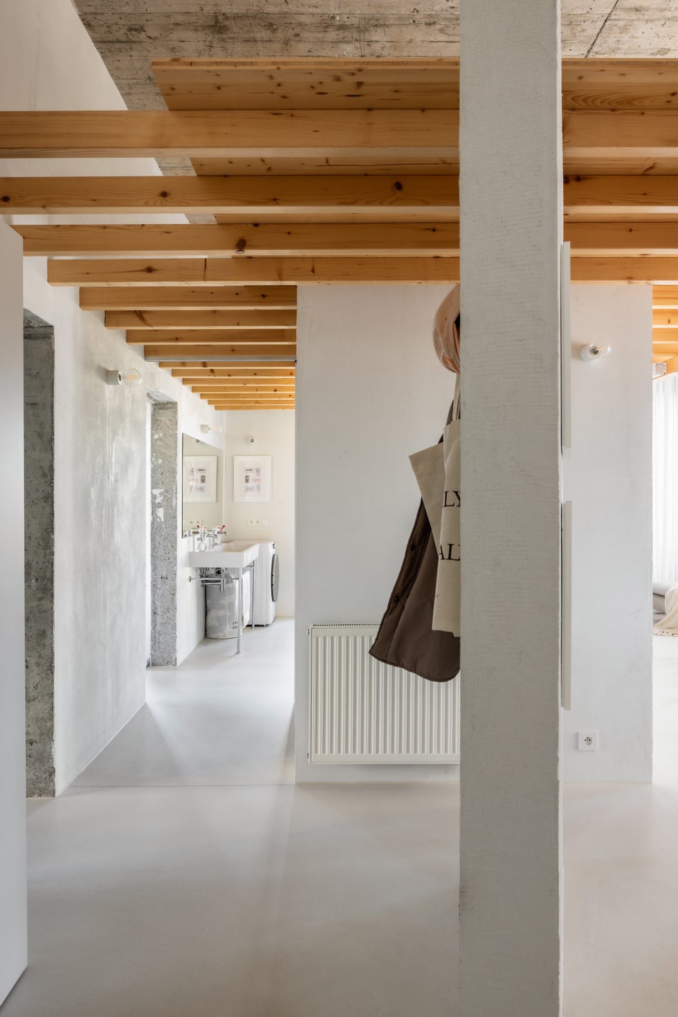 este apartamento gana mas de 17 metros habitables gracias a la altura de los techos y soluciones ingeniosas
