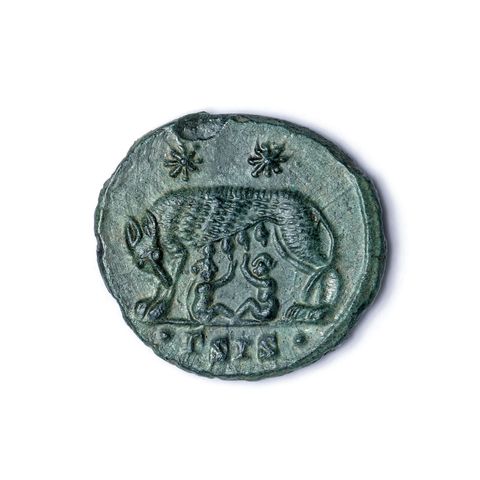 Tijdens de opgravingen werd ook deze munt uit de vierde eeuw na Chr gevonden met de beeltenis van de wolvin die Romulus en Remus de legendarische stichters van Rome prijkt