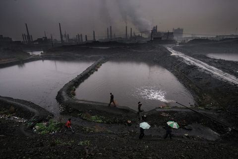 Grote fabriekspijpen vormen de skyline van de oude stad Hancheng waar veel kolen en elektriciteit worden geproduceerd