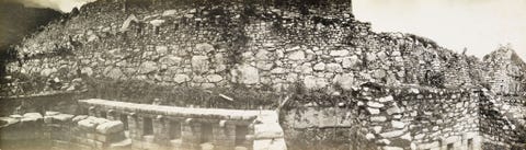 Gezicht op een pas blootgelegde en gerestaureerde muur in Machu Picchu