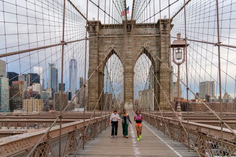 NEW YORK NEW YORK  Of je nu in Midtown Manhattan of in Park Slope in Brooklyn bent de oneindige diversiteit van de straten van New York is ongevenaard Maak een uitstapje naar Bryant Park en bezoek de New York Public Library het Rockefeller Center en het Museum of Modern Art Haal daarna een bagel en eet deze op in Central Park waar je lekker mensen kunt kijken 34 kilometer Of volg de High Line helemaal naar het Whitney Museum voordat je gaat lunchen in Chelsea Market 24 kilometer