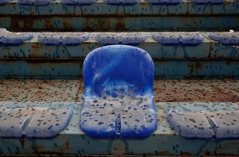 In het Hellenikon Olympic Complex in Athene zijn op 16 juli 2014 kapotte stoeltjes te zien in het verlaten honkbalstadion