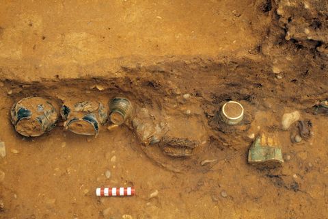 Drinkvaten in de grafkamer tijdens opgravingen in 2003