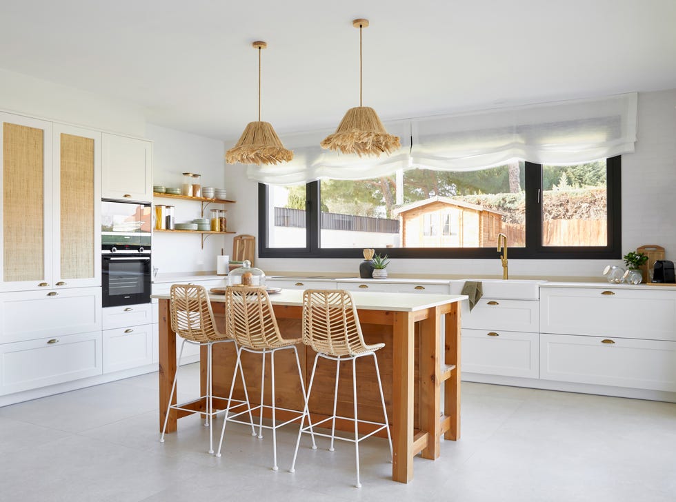 cocina con muebles blancos e isla central
