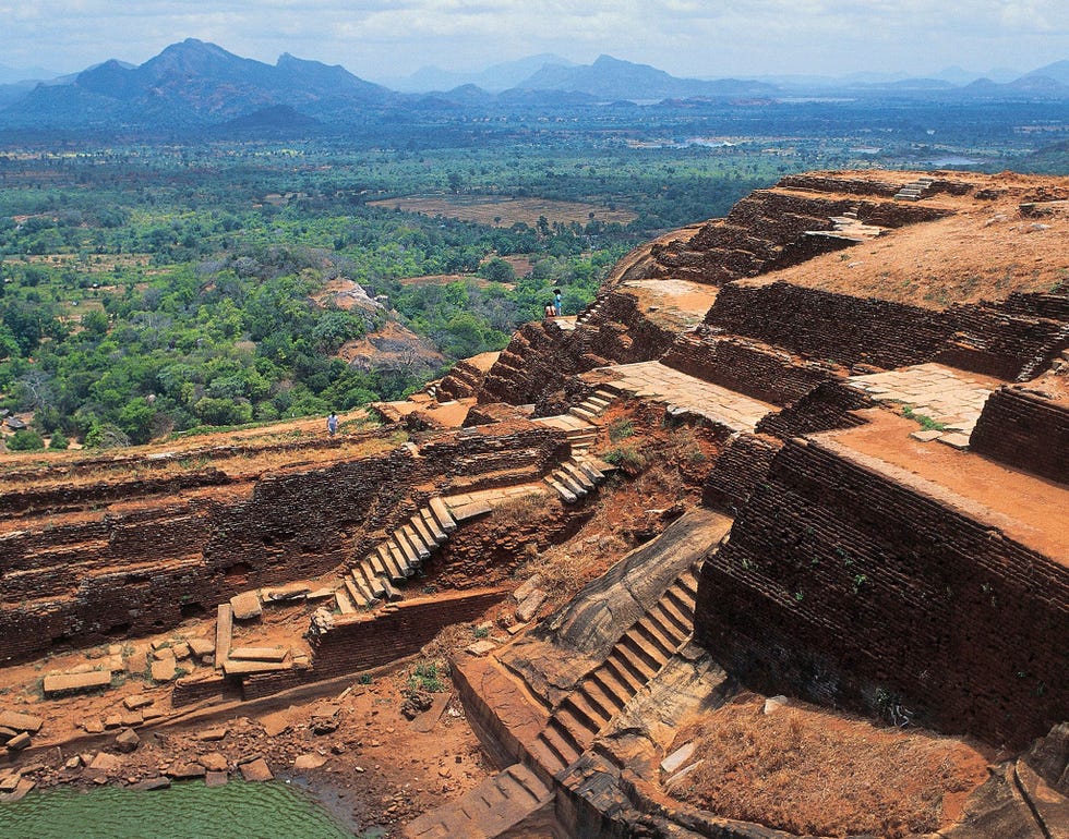 In het complex van Sigiriya vallen vorm en functie samen De behoefte aan vers drinkwater en aan esthetiek werd gecombineerd in het fraaie symmetrische ontwerp van Kassapas koninklijke tuinen De grootste vijver van deze tuinen ligt op het westelijk platform Het complexe terrassenstelsel omvat ook kleinere tuinen aan de voet van de rots