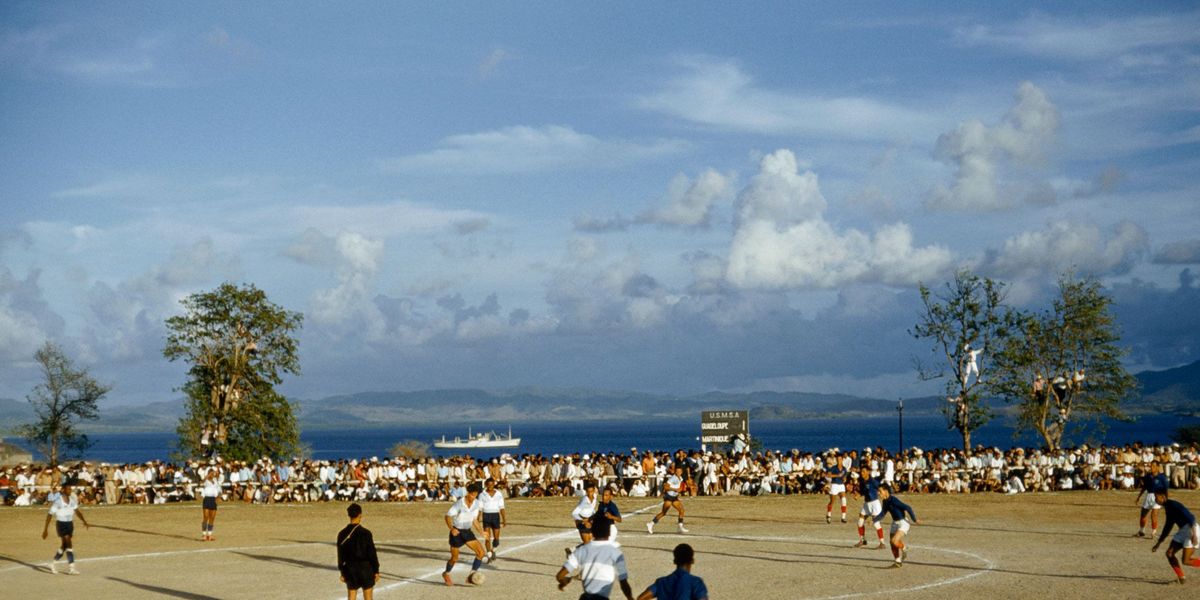 In 1959 spelen rivaliserende voetbalteams uit Martinique en Guadeloupe een duel in Fort de France Martinique