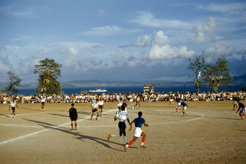 In 1959 spelen rivaliserende voetbalteams uit Martinique en Guadeloupe een duel in Fort de France Martinique