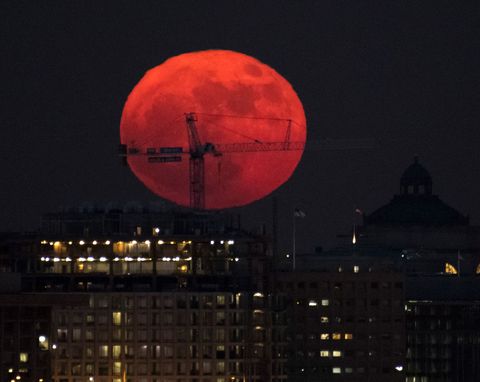 De maan komt op in Washington DC