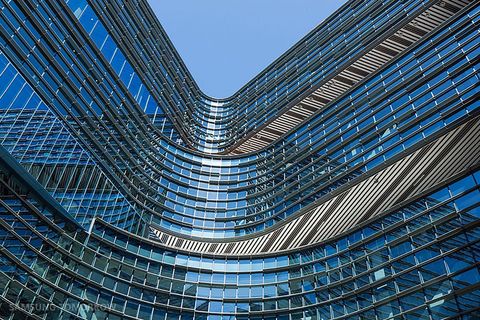 De kantoren aan de binnenzijde van het hoofdkantoor van Samsung komen uit op een centrale binnenplaats Het gebouw maximaliseert de natuurlijke lichtval en ventilatie en maakt optimaal gebruik van gerecycled water waterbesparende installaties en ledlampen