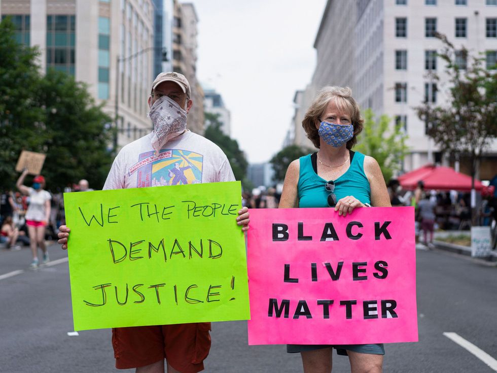 Neil Gladstein 59 links en Lynn Rhinehardt 58 beiden uit Silver Spring Maryland staan aan de rand van een demonstratie op de Black Lives Matter Plaza We wilden deel uitmaken van het veranderingsproces dat de VS in een rechtvaardige en eerlijke plek voor alle mensen zal maken En nu vooral voor zwarte mensen zei Rhinehardt