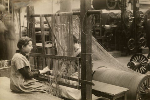 In de vallei van de Ruhr in Duitsland maken twee vrouwen stoffen uit papier 1922