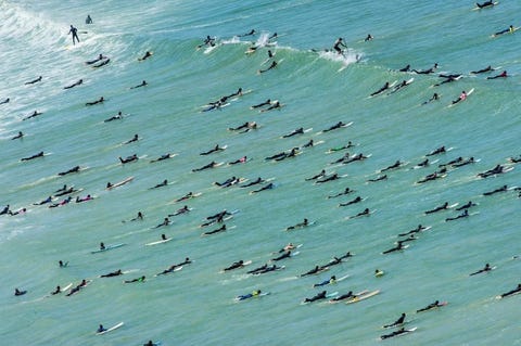 Voor de kust van Kaapstad ZuidAfrika bereiden surfers zich voor op het wereldrecord voor de meeste surfers op n enkele golf gedurende vijf seconden werd de golf bereden door 103 deelnemers