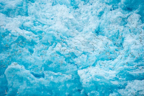 https://www.nationalgeographic.com/content/dam/science/2019/08/26/08_alien_nationalgeographic_1929596.jpg Sinds 2003 gebruiken wetenschappers de Noorse Spitsbergenarchipel nabij de Poolcirkel als oefenterrein voor technologie die bestemd is voor Mars Met zijn ijzige temperaturen rotsontsluitingen permafrost en vulkanische geologie doet Spitsbergen sterk denken aan diverse Martiaanse landschappen zoals de beide polen van de Rode Planeet en zijn kraters rond de evenaar In de Arctische omgeving proberen wetenschappers ook het chemische signaal van leven te onderscheiden