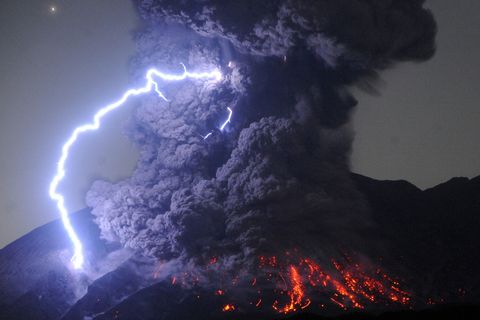 Vulkanen stoten niet alleen adembenemende stromen van gloeiend gesteente uit maar produceren ook buitengewone bliksemschichten De ontladingen zijn het gevolg van de opgebouwde wrijving tussen deeltjes in de aswolken die worden uitgestoten Op deze foto geeft de vulkaan Sakurajima in Japan een lichtshow van bliksemschichten weg