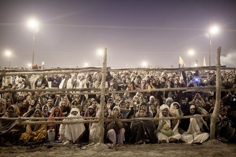 De grootste religieuze bijeenkomst op aarde de Kumbh Mela vindt elke twaalf jaar plaats aan de oevers van de Triveni Sangam  een samenloop van drie rivieren waaronder de Ganges