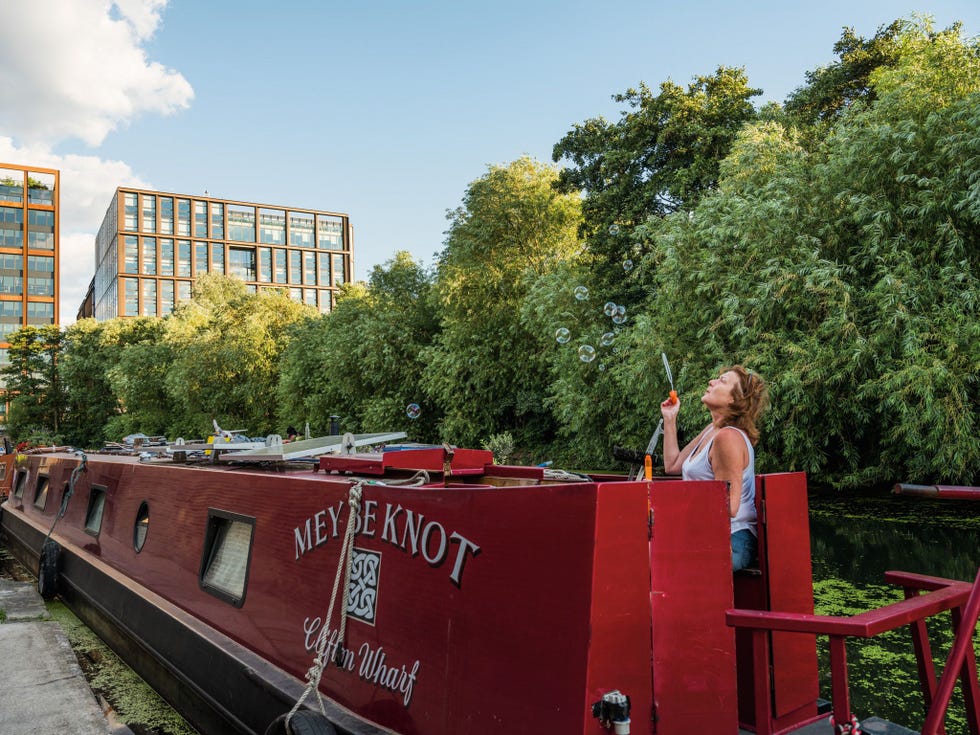 Londen heeft 150 kilometer aan grachten zoals het Regents Canal hier in Kings Cross Woonboten zijn een antwoord op de hoge huurprijzen aan wal Maar bewoners worden geconfronteerd met stijgende liggelden en nieuwe regels die de toegang beperken