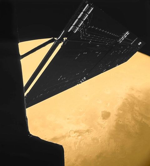 Op weg naar een ontmoeting met een komeet scheerde het ESAruimtevaartuig Rosetta in 2007 op een hoogte van slechts 250 kilometer over het oppervlak van Mars De lander Philae toen nog verbonden met Rosetta maakte deze opname van de acht meter lange zonnepanelen tegen de achtergrond van Mars noordelijk halfrond De opname werd oorspronkelijk in zwartwit genomen en daarna met de rossige kleur van het Martiaanse oppervlak verrijkt