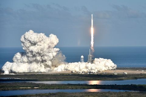 Als laatste mijlpaal lanceerde SpaceX op 6 februari 2018 voor het eerst met succes zijn Falcon Heavyraket die op 6 februari 2018 van lanceerplatform 39A op het Kennedy Space Center van de NASA opsteeg De raket is momenteel het krachtigste lanceervoertuig ter wereld