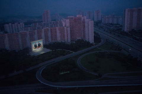 Een belicht monument in Pyongyang voor de overleden leiders Kim Ilsung en Kim Jongil