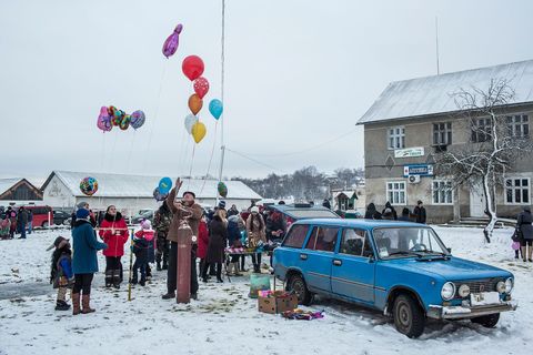 Een handelaar verkoopt ballonnen aan de feestgangers