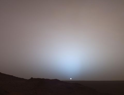 Op 19 mei 2005 legde de rover Spirit van de NASA op de rand van de krater Gusev deze Martiaanse zonsondergang vast De kleuren van de foto zijn enigszins versterkt Iemand die op het oppervlak van Mars zou staan zou het spookachtige blauw van de zonsondergang zien maar de lucht zou verder weg minder rood zijn