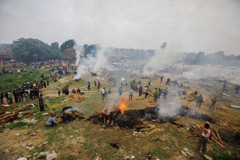 In de buurt van Bhaktapur in Nepal komen families op een weide bijeen om hun verwanten te cremeren