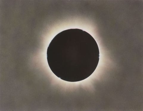 In 1937 publiceerde National Geographic de eerste foto met natuurlijke kleuren van de zonsverduistering