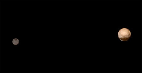 In dit portret van 8 juli 2015 zijn de contrasterende kleuren van Pluto rechts en zijn maan Charon te zien Pluto is koperkleurig terwijl Charon alleen grijstonen vertoont Het grote verschil tussen de beide miniwerelden is een van de vele resultaten die de wetenschappers hebben verrast